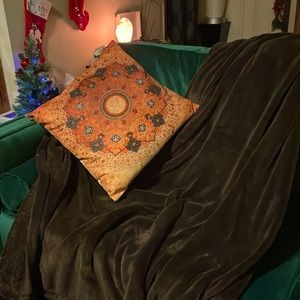 Super soft blanket with foot-warming pouch